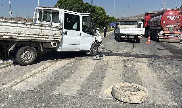 Sivas'ta iki kamyonet kavşakta çarpıştı: 5 yaralı