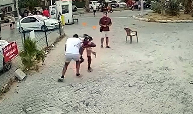 Sokakta çıkan tartışmada birbirini bıçakladılar; o anlar kamerada