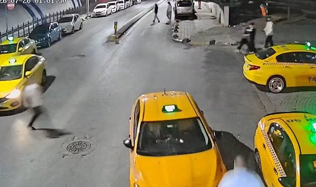 Sultangazi'de el freni çekilmeyen araçların hareket ettiği anlar kamerada
