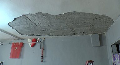 Sultangazi'de evin tavanı oyun oynayan çocuğun üzerine çöktü; iki gün sonra su bastı