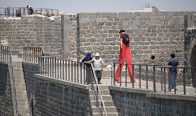 Tahta bacaklarla 3 metreyi geçen boyuyla surlarda yürüdü; 'tehlikeye dikkat çekiyorum' dedi