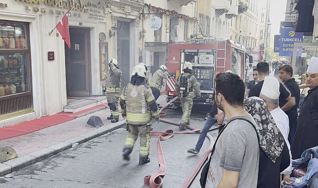 Taksim'de alışveriş merkezindeki lokantada çıkan yangın söndürüldü Ek görüntüyle geniş haber