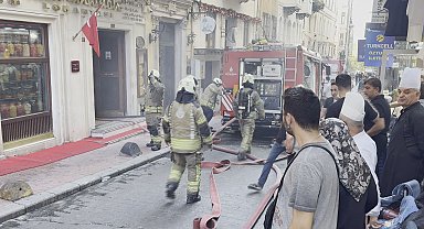 Taksim'de alışveriş merkezindeki lokantada çıkan yangın söndürüldü Ek görüntüyle geniş haber