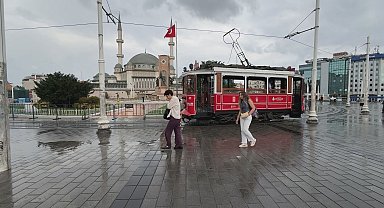 Taksim'de yağış etkili oluyor -1
