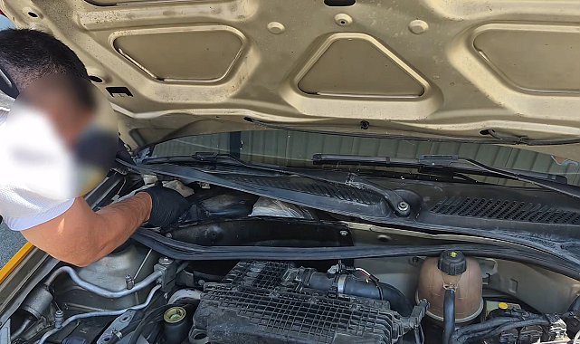 Taksinin motor bölümünde uyuşturucu ele geçirildi