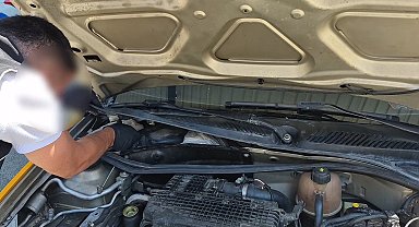 Taksinin motor bölümünde uyuşturucu ele geçirildi