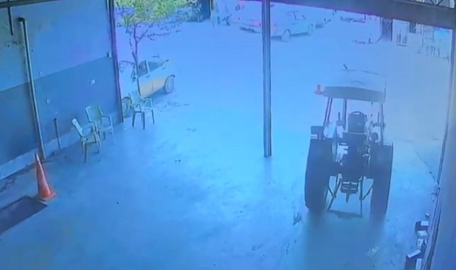 Tamirhanede el freni çekilmeyen traktör yola çıktı; o anlar kamerada