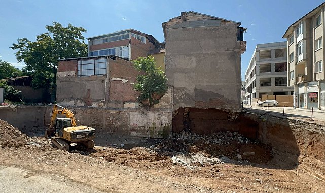 Temel kazısında toprak kaydı, 2 katlı binada yaşayanlar tahliye edildi