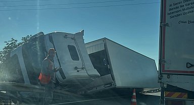 TIR, refüjdeki bariyerlere çarpıp devrildi; 1 yaralı