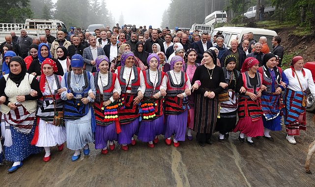 Trabzon'da süslü hayvanlar ve yöresel kıyafetlerle geleneksel yayla göçü
