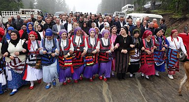 Trabzon'da süslü hayvanlar ve yöresel kıyafetlerle geleneksel yayla göçü