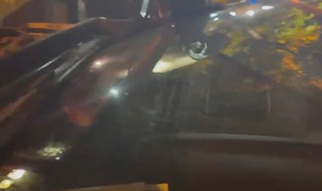 Trafik polisi aracına sıkışan kedi, çekiciyle kurtarıldı