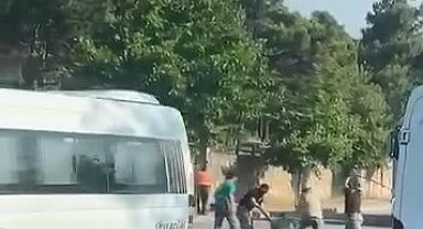 Trafikte tartıştıkları kişiyi sopayla dövdüler: 4 gözaltı