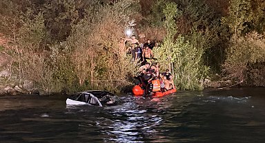 Tunceli'de otomobil takla atıp Munzur Nehri'ne düştü: 2 yaralı