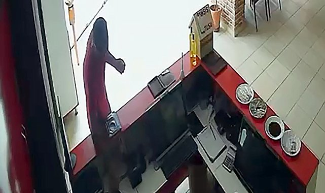 Tuvalet bahanesiyle girdiği restorandan cep telefonu, camiden seyyar merdiven çaldı