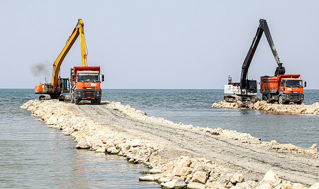 Van Gölü'nden 2 milyon 165 bin metreküp dip çamuru ve balçık çıkarıldı