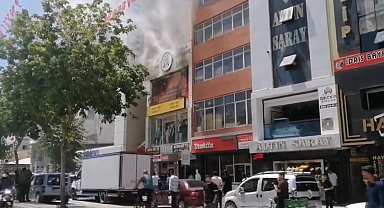 Van'da iş yerinde yangın; çatıya çıkan 2 kişi kurtarıldı