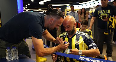 Vedat Muriqi imza gününde Fenerbahçeli taraftarlarla buluştu
