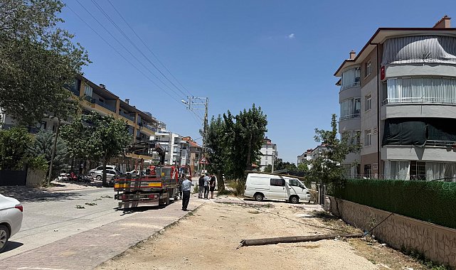 Vincin bomu telefon teline takıldı, devrilen direk minibüsün üzerine düştü
