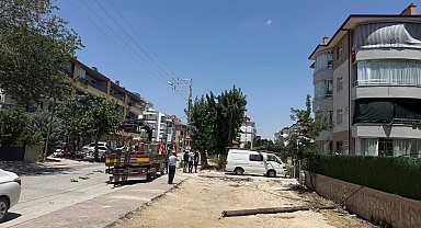 Vincin bomu telefon teline takıldı, devrilen direk minibüsün üzerine düştü