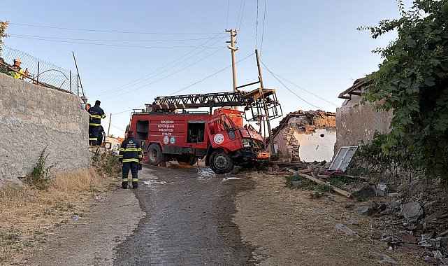 Yangından dönen itfaiye aracı evin duvarına çarptı; 3 personel yaralı