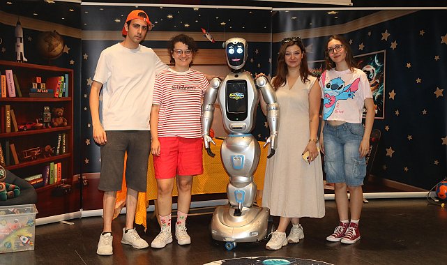 Yapay zeka destekli robot, çocuk tiyatrosunda sahneye çıktı