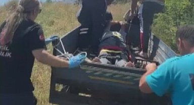 Yaylada düşerek yaralanan kişi patpatla ambulansa taşındı