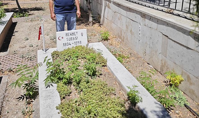 Yeri 68 yıl sonra tespit edilen şehit dayısının mezarını ziyaret etti