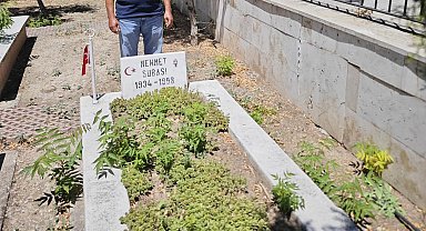 Yeri 68 yıl sonra tespit edilen şehit dayısının mezarını ziyaret etti