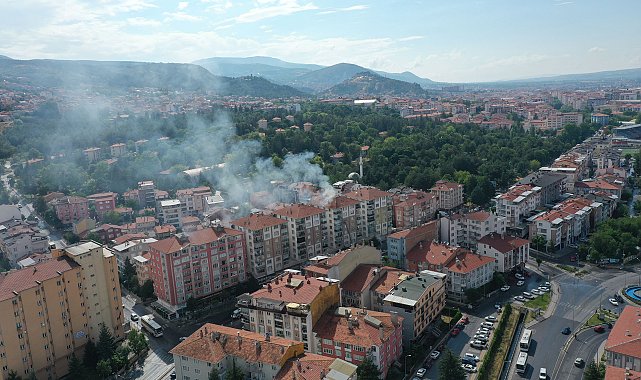 Yıldırım düşen apartmanın çatısında yangın çıktı