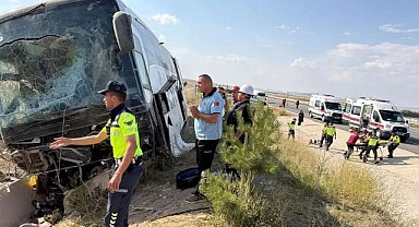 Yolcu otobüsü devrildi: 20 kişi yaralandı