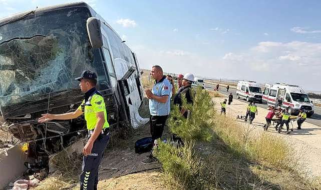 Yolcu otobüsü devrildi: 20 kişi yaralandı