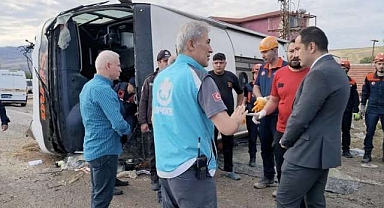 Yolcu otobüsü yoldan çıktı: 1 ölü, 40 yaralı