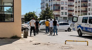 Yolunu kesip darbettikleri kişinin ruhsatlı tabancasını alıp kaçtılar