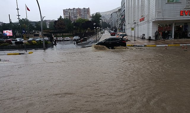 Yozgat'ta sağanak; cadde ve sokaklar göle döndü
