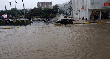 Yozgat'ta sağanak; cadde ve sokaklar göle döndü