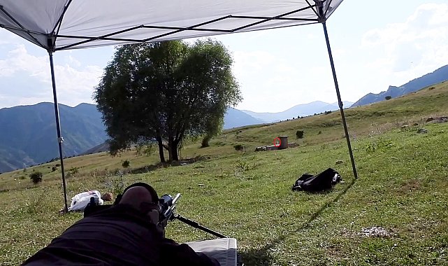 110 metreden yaptığı atışla 2 şişe arasına sıkıştırılan kağıt parçasını vurdu
