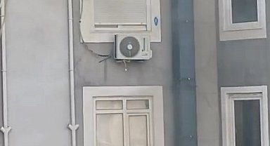 2 daireyi küle çeviren yangında mahsur kalan aile kurtarıldı