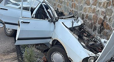 2 otomobil kafa kafaya çarpıştı: 1 ölü, 2 yaralı