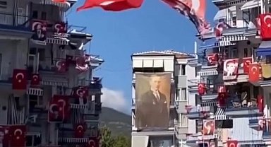 30 Ağustos coşkusunu yüzlerce bayrakla kutladılar