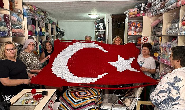 30 Ağustos Zafer Bayramı için 1813 motifli Türk bayrağı ördüler