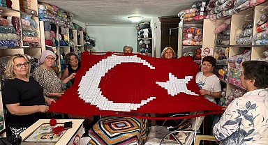 30 Ağustos Zafer Bayramı için 1813 motifli Türk bayrağı ördüler