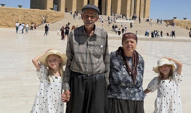34 yıl sonra tüp bebek tedavisiyle dünyaya gelen ikiz kızlarıyla Anıtkabir'i ziyaret ettiler
