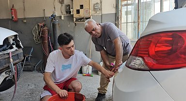 43 yıl önce dayısından öğrendiği oto kaportacılık mesleğini oğluyla sürdürüyor