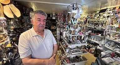 49 yılda biriktirdiği 4 bin parça koleksiyonunu, 15 metrekare dükkanda sergiliyor