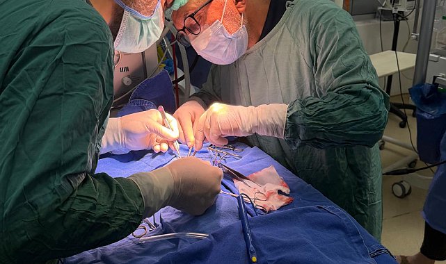 610 gram doğan Rüzgar bebeğe, yoğun bakım ünitesinde yatak başında kalp ameliyatı