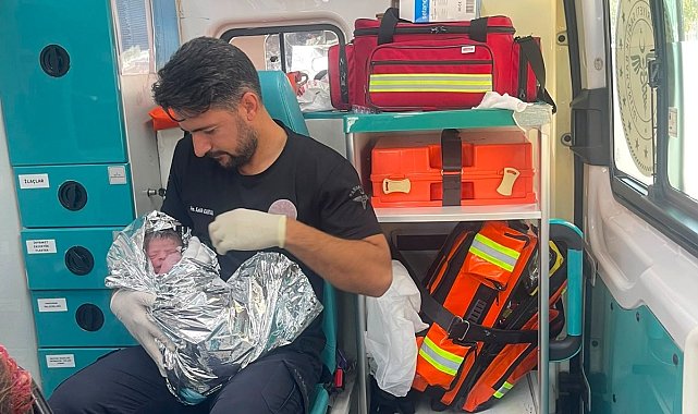 7'nci çocuğunu ambulansta dünyaya getirdi