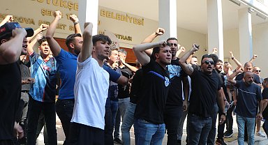 Adana Büyükşehir Belediyesi önünde taraftarların eyleminde gerginlik