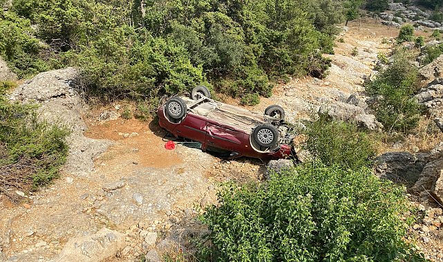 Adana'da otomobil şarampole devrildi; 2 yaralı
