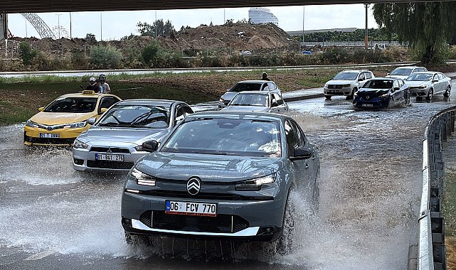 Adana'da sağanak ve rüzgar etkili oldu, yollar göle döndü